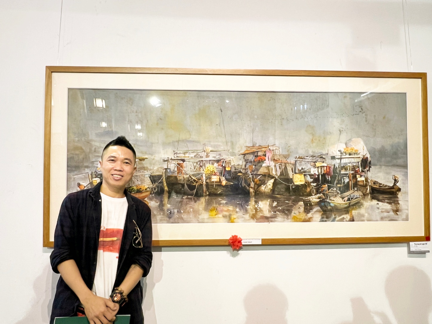 Họa sĩ Hồ Hưng và tranh Thương hồ nghỉ tết, đạt giải nhất tại triển lãm màu nước tổ chức tại Bảo tàng Mỹ thuật TP.HCM vào tháng Tư vừa qua