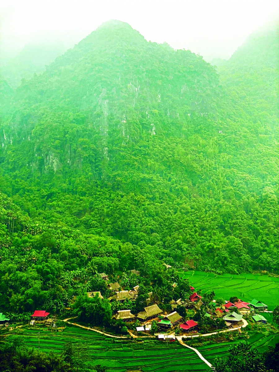 Bản làng nép mình bên triền núi