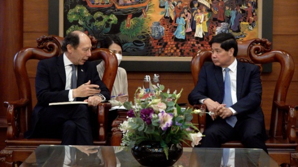 Thứ trưởng Bộ NN-PTNT Lê Quốc Doanh tiếp Đại sứ Uruguay tại Việt Nam - ông  Raul Pollak. Ảnh: Hoàng Giang.