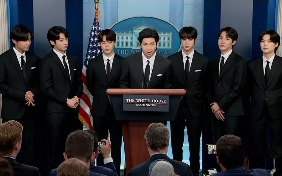 BTS kêu gọi ngừng các tội ác căm thù nhắm vào người gốc Á trong bài phát biểu tại Nhà Trắng.