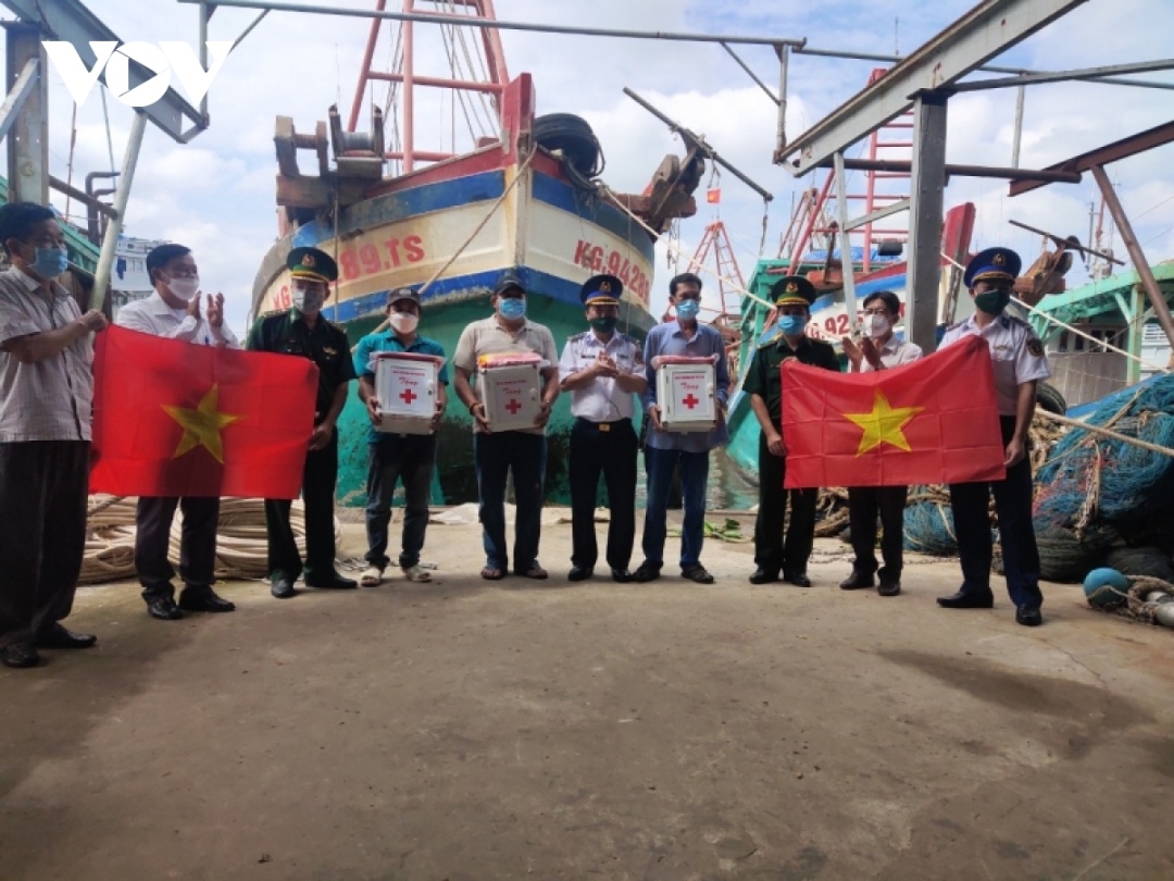 BTL Vùng Cảnh sát biển 4 tặng cờ và tủ thuốc cho ngư dân