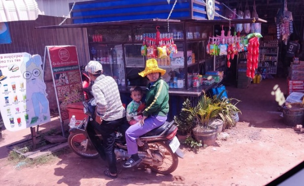 Bất ngờ với siêu thị Việt giữa rừng cao su tại Campuchia - Ảnh 2.