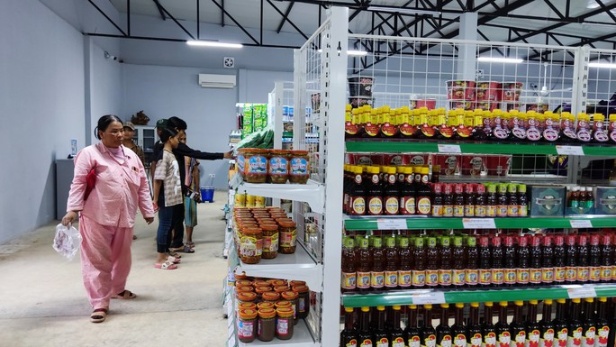Bất ngờ với siêu thị Việt giữa rừng cao su tại Campuchia - Ảnh 3.
