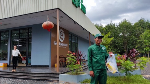 Bất ngờ với siêu thị Việt giữa rừng cao su tại Campuchia - Ảnh 7.