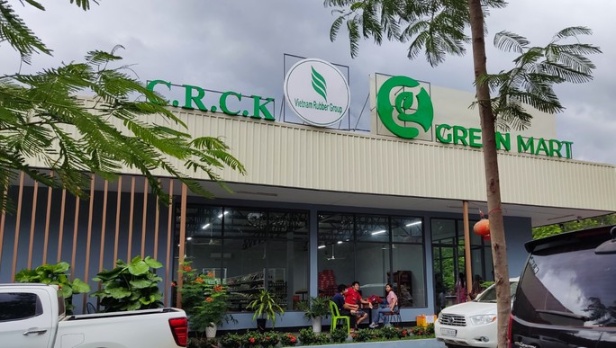 Bất ngờ với siêu thị Việt giữa rừng cao su tại Campuchia - Ảnh 1.
