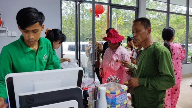 Bất ngờ với siêu thị Việt giữa rừng cao su tại Campuchia - Ảnh 6.