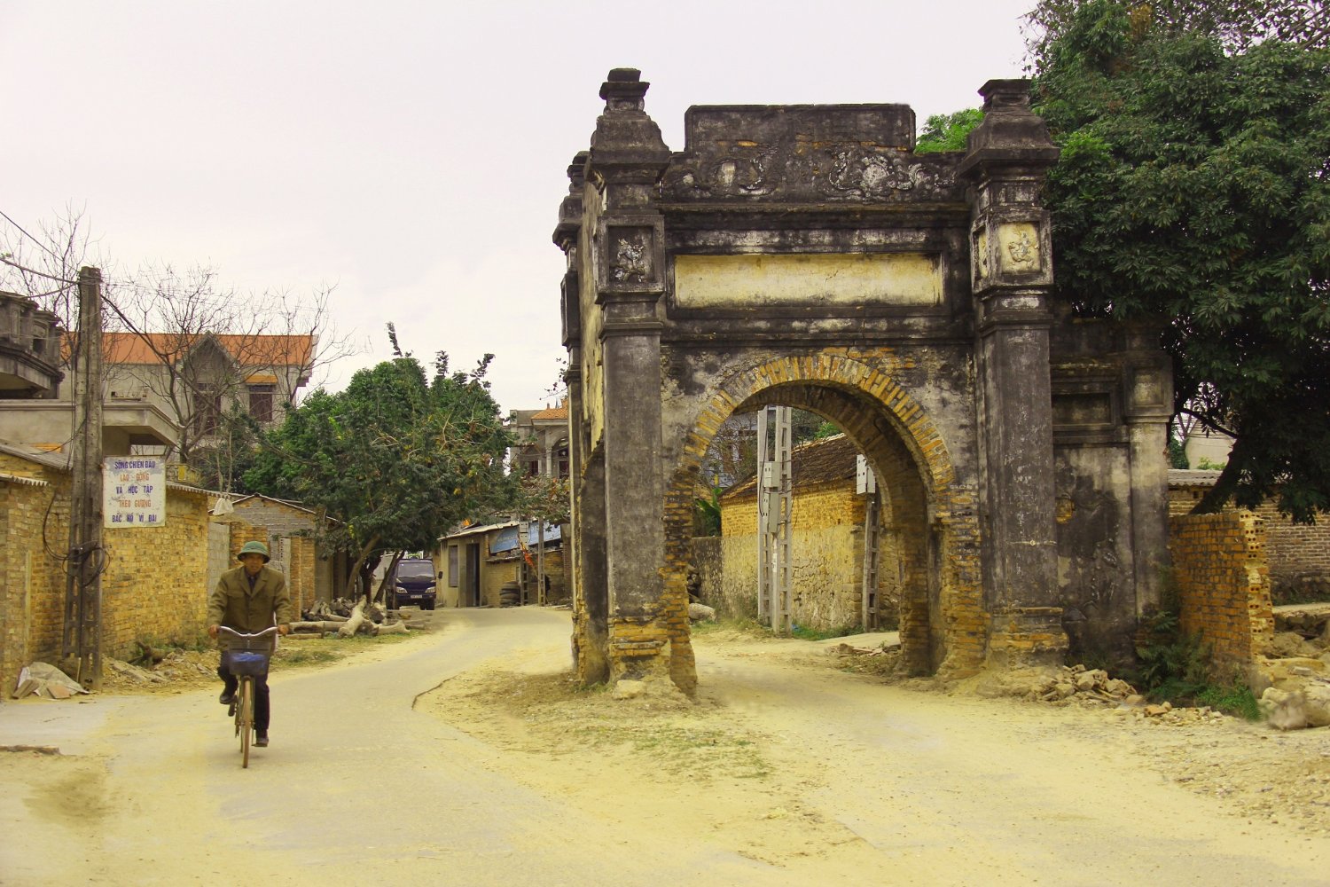 Cổng làng Mỏ Thổ.JPG