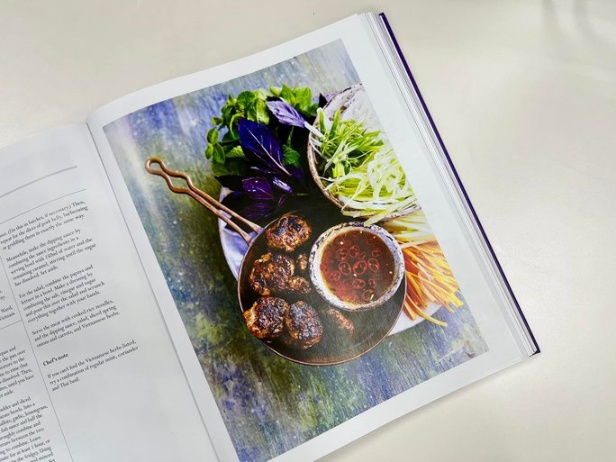 Bún chả Hà Nội được đưa vào cuốn sách dạy nấu ăn mừng Đại lễ Bạch kim của Nữ hoàng Anh - Ảnh 2.