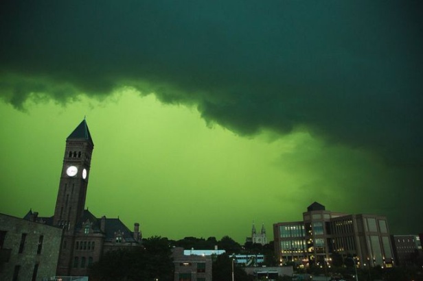 Mỹ: Hiện tượng thời tiết lạ khiến trời chuyển xanh lá cây - Ảnh 3.