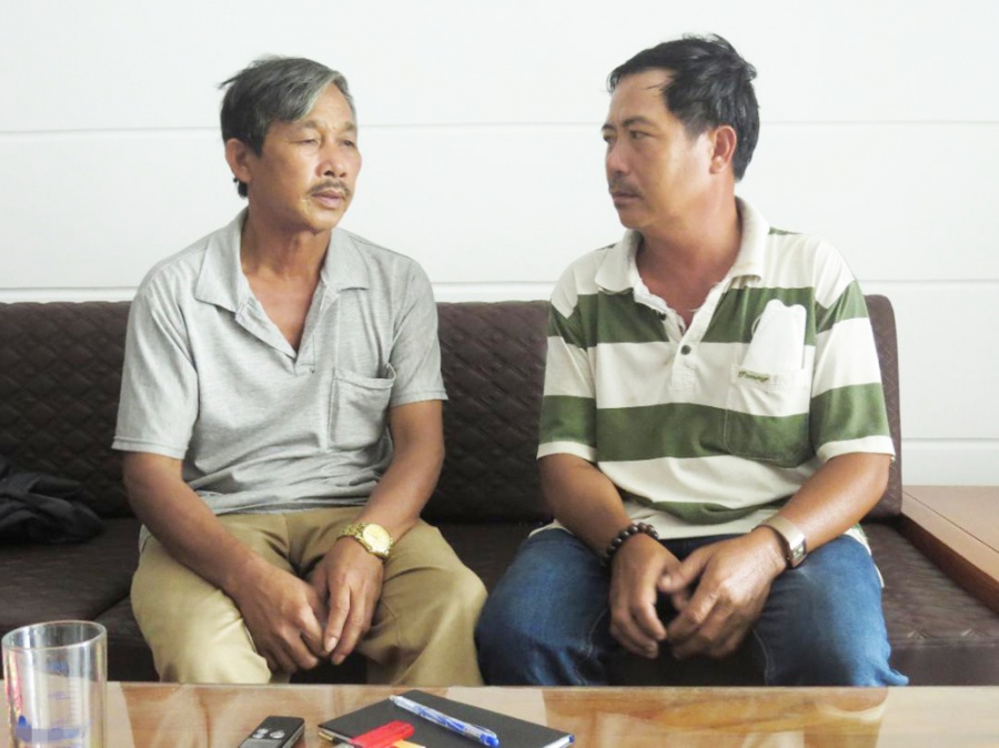 Ngư dân Huỳnh Đinh Dun (trái) âu sầu vì bị ngân hàng kê biên tài sản bán thu hồi nợ