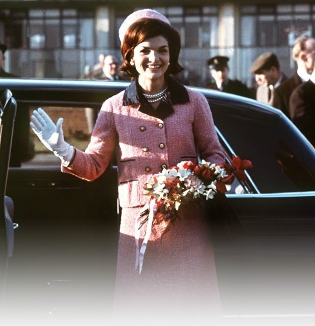 Nghe lại câu chuyện bộ suit màu hồng huyền thoại của Jackie Kennedy