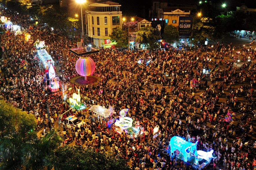 Hình ảnh diễu hành mô hình đèn lồng khổng lồ tại Lễ Hội Thành Tuyên (Tuyên Quang) trước dịch COVID-19.