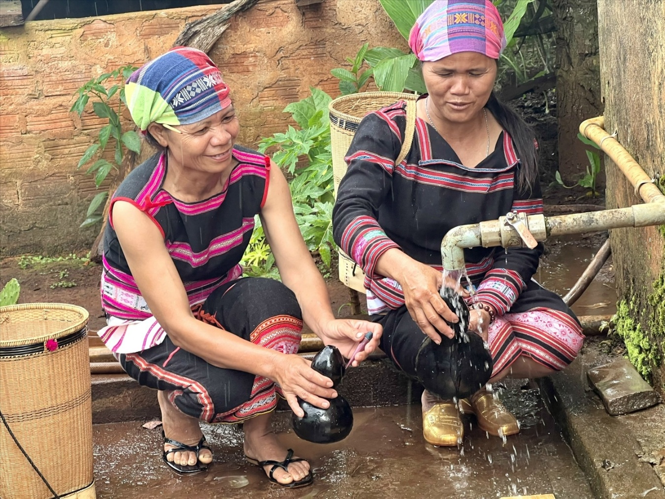 Những phụ nữ Gia Rai thường gùi những quả bầu khô đi lấy nước về sử dụng hàng ngày