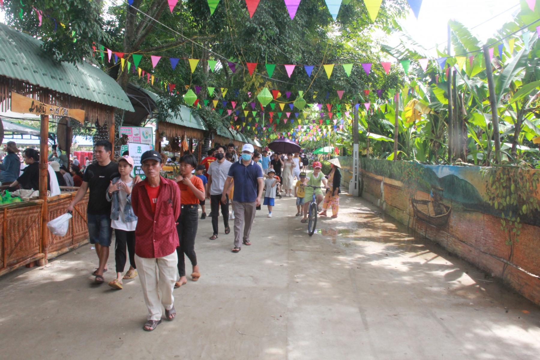 Rất đông du khách đã đổ về đây để được thưởng thức những loại trái cây ngon, sạch và đặc trưng chỉ có ở làng Đại Bình