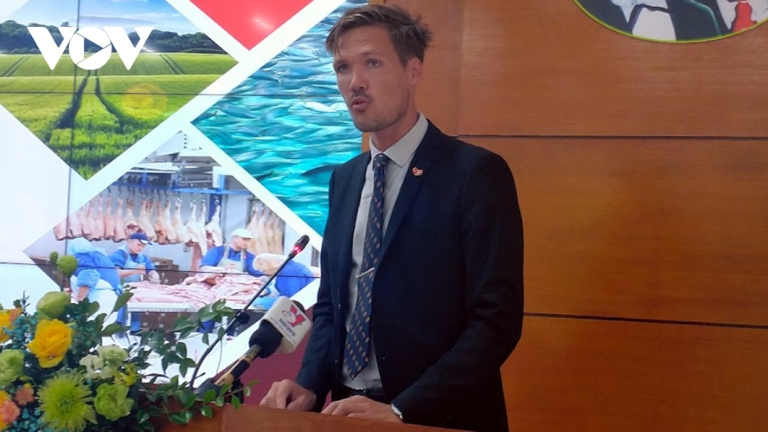 Tham tán Thương mại tại Đại sứ quán Đan Mạch - ông Troels Jakobsen giới thiệu tiềm năng hợp tác về nông nghiệp và chế biến thực phẩm với đối tác hai nước.