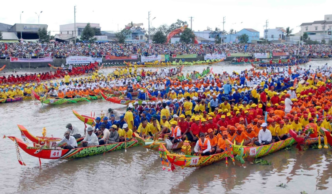 Hoạt động đua ghe ngo của đồng bào Khmer tại lễ hội Ooc Om Bok 