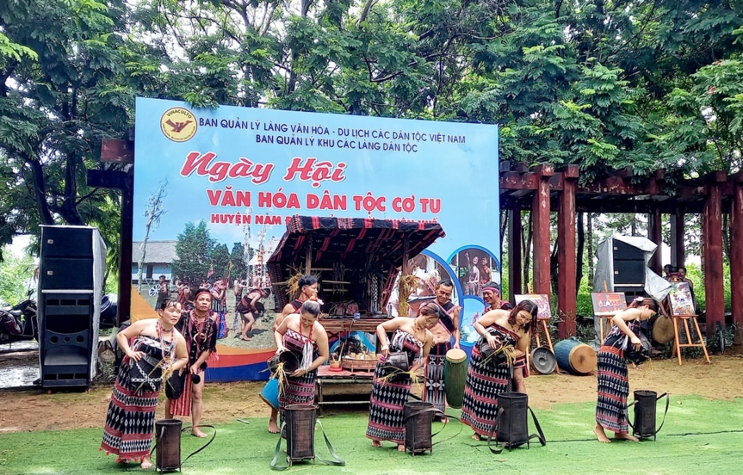 Nghi lễ tuốt lúa được các cô gái Cơ Tu tại hiện trong Ngày hội văn hóa dân tộc Cơ Tu huyện Nam Đông