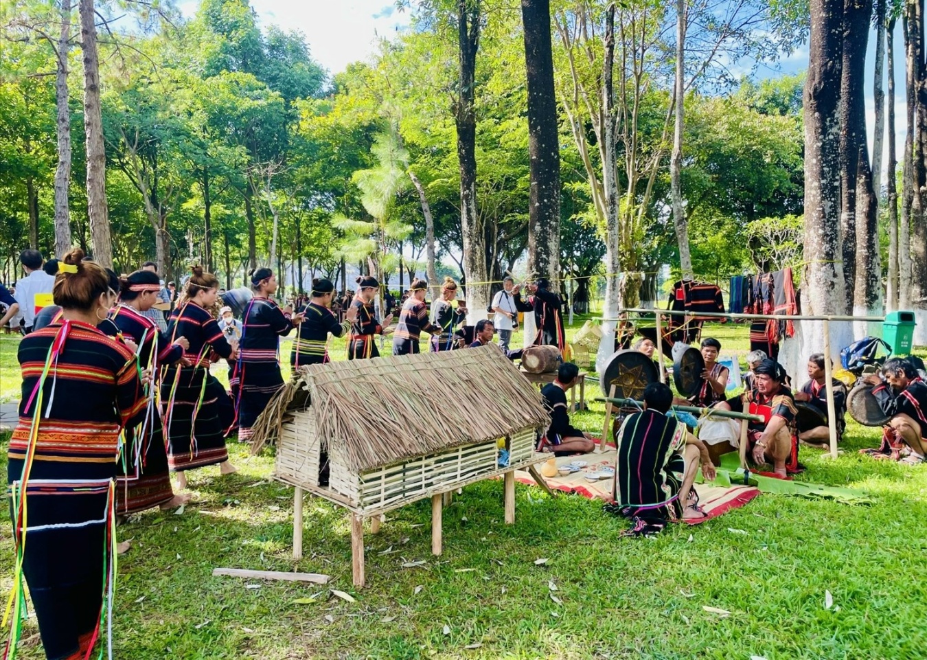 Hiện nay sử thi chỉ được kể trong các dịp lễ hội (Trong ảnh: Lễ cúng nhà mới của đồng bào Gia Rai, huyện Krông Pa, tỉnh Gia Lai)