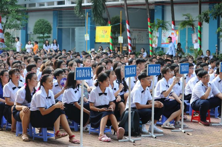 630816099e1ab71bd245c5be_ha-noi-cac-truong-phai-cong-khai-cac-khoan-thu-chi-khong-bat-buoc-hoc-sinh-mua-dong-phuc-moi-dong-phuc-1661472976-253-width960height639.jpg