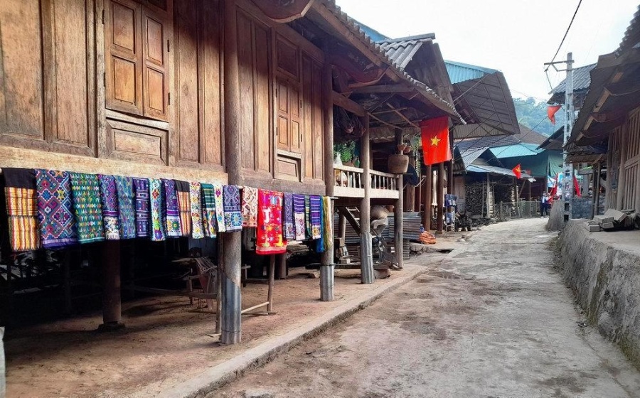 Một góc làng nghề thổ cẩm người Thái ở bản Na Loi, xã Na Loi, huyện Kì Sơn