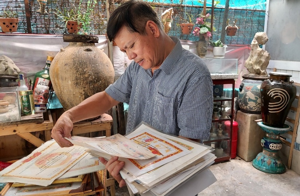 Ông Ung Thanh Dũng vẫn lưu giữ rất nhiều giấy khen và bằng chứng nhận hiến tặng cổ vật của các bảo tàng.