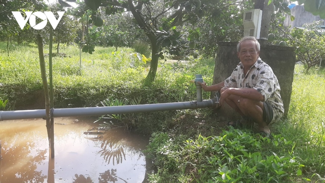 Hệ thống ống bơm nước tưới trong vườn cây của nhà vườn Bến Tre