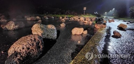 Vừa rời Hàn Quốc, siêu bão Hinnamnor quật ngược lại Nhật Bản - Ảnh 7.