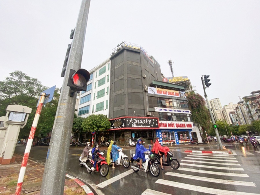 Quán karaoke trên đường Nguyễn Khang, Q.Cầu Giấy, TP.Hà Nội không thấy có lối thoát hiểm - Ảnh: Bảo Khang