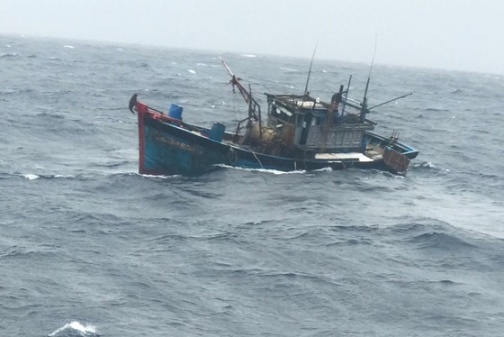 Tàu cá Quảng Ngãi bị hỏng máy, thả trôi trên biển ảnh 1