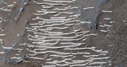 NASA chụp được bậc thang băng ở hành tinh khác: Nơi sự sống ẩn mình? - Ảnh 1.