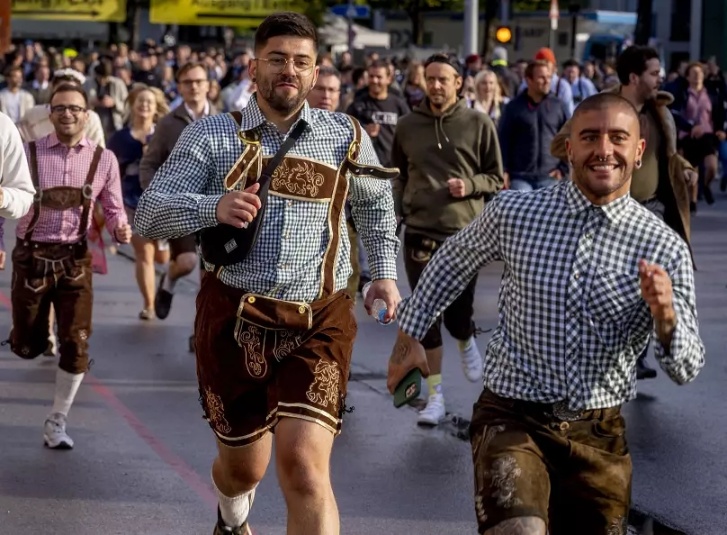 Mọi người chạy trên sân lễ hội vào ngày khai mạc lễ hội Oktoberfest (Ảnh: AFP)