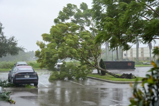Cơn bão mạnh thứ 5 trong lịch sử nước Mỹ đổ bộ vào Florida - Ảnh 2.