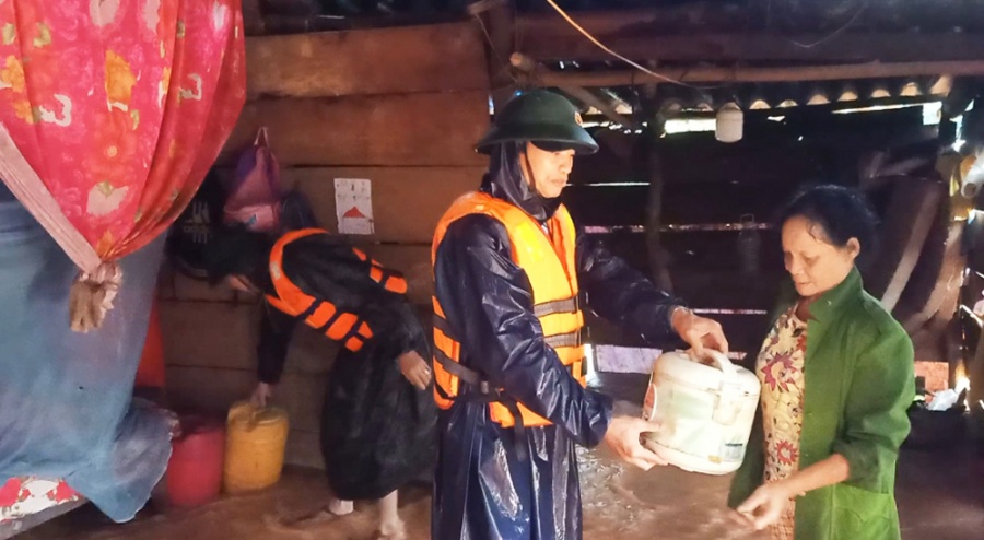 Bộ đội biên phòng Quảng Bình giúp người dân các xã vùng cao H.Minh Hóa tránh lũ an toàn - ẢNH: THUẬN HÓA 