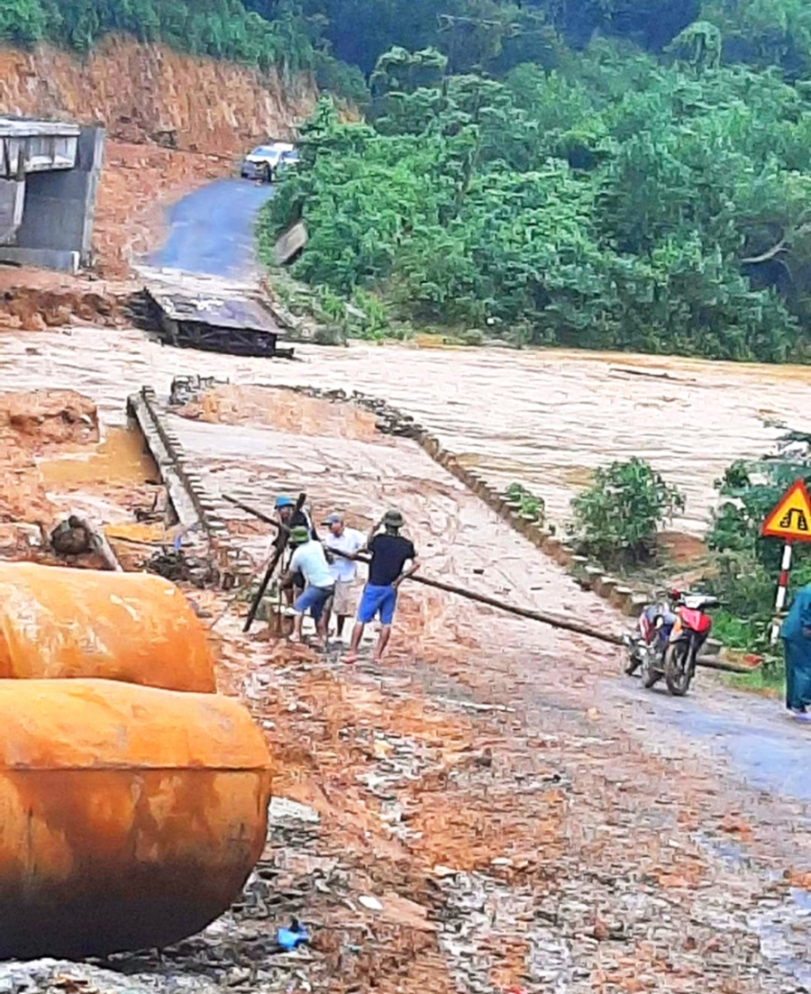 Cây cầu tạm bằng sắt, tuyến giao thông độc đạo nối xã Vĩnh Ô vào đến trung tâm H.Vĩnh Linh (Quảng Trị) đã bị nước lũ cuốn đi - ẢNH: THUẬN HÓA 