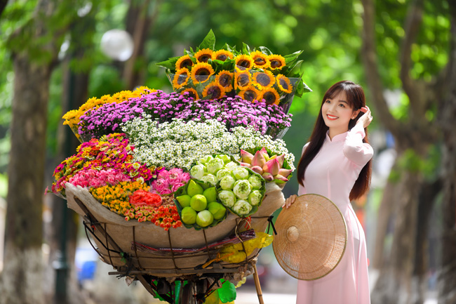 Thiếu nữ đẹp rạng rỡ bên những xe hoa mùa thu Hà Nội