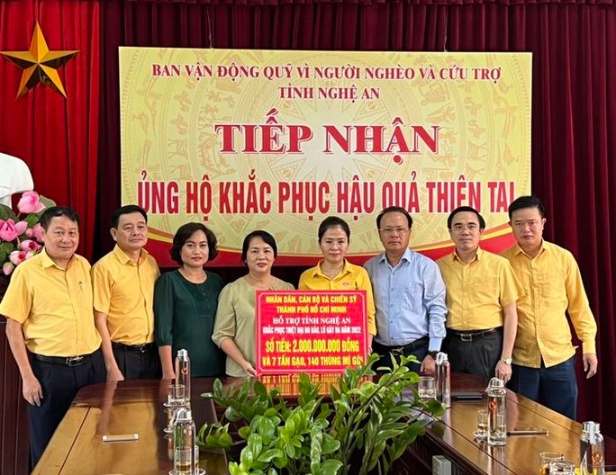 TP HCM trao 2 tỉ đồng, 7 tấn gạo ủng hộ đồng bào Nghệ An bị thiệt hại do mưa lũ - Ảnh 1.