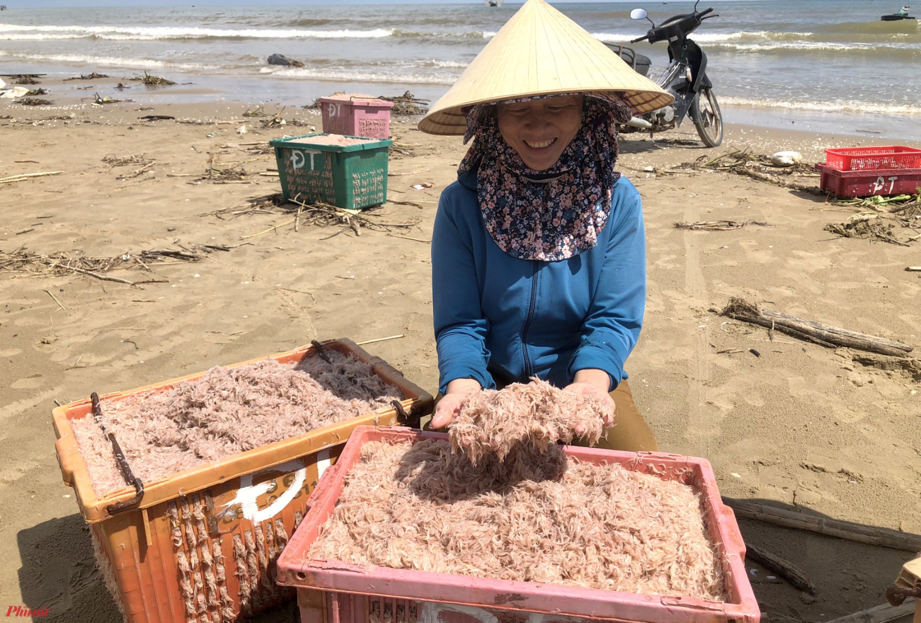 Ở trên bờ, nhiều người dân thực hiện việc phân loại tép khỏi rác biển để bán cho tiểu thương.