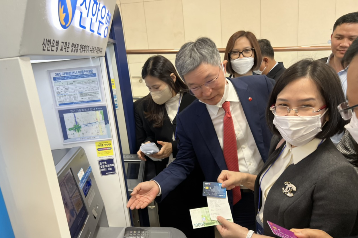 Có cần đặt lịch trước để rút tiền ở cây ATM Hàn Quốc không?

