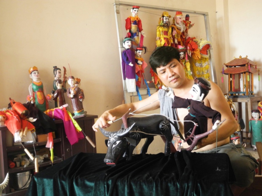 Anh Phạm Công Bằng kế thừa và tiếp tục trao truyền nghề múa rối cho thế hệ trẻ làng Tế Tiêu - ẢNH: MINH TUỆ