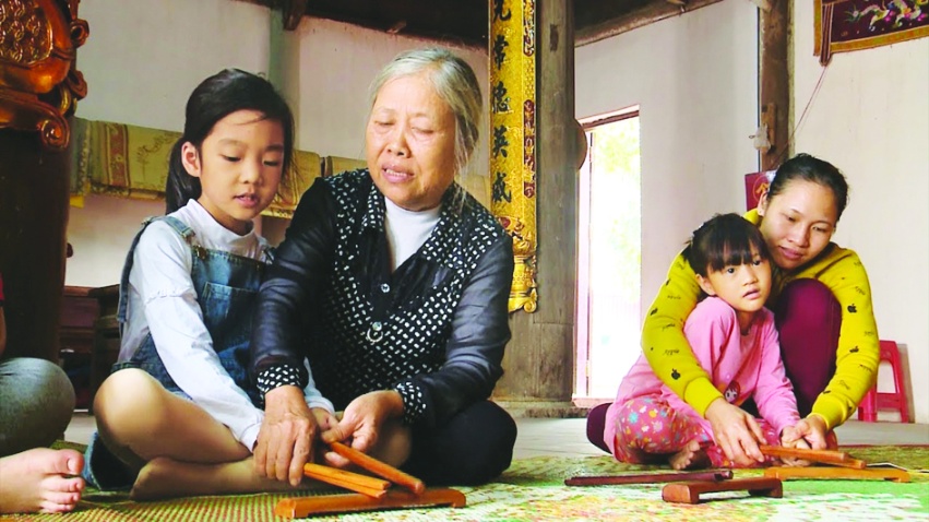 Bà Ngoan, chị Ngân truyền dạy ca trù cho các cháu nhỏ ở làng Chanh Thôn - ẢNH: MINH TUỆ