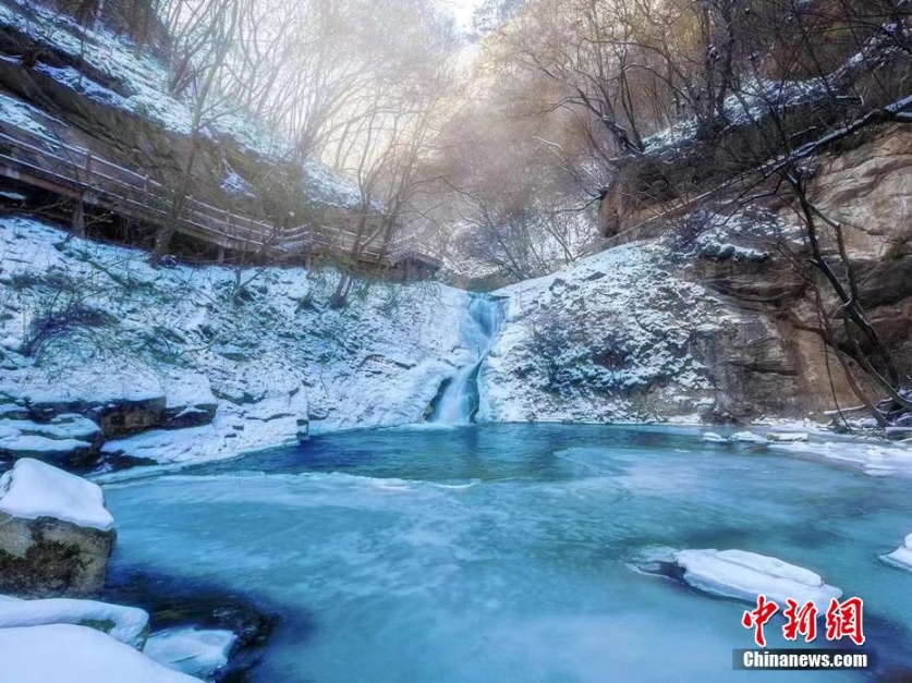 Bức tranh cho thấy cảnh tuyết rơi của dãy núi Tần Lĩnh, thuộc tỉnh Thiểm Tây, Trung Quốc. Đây là nơi sinh sống của rất nhiều loài thực vật và động vật hoang dã, một số loài trong số đó không thể tìm thấy ở một nơi nào khác trên Trái Đất.