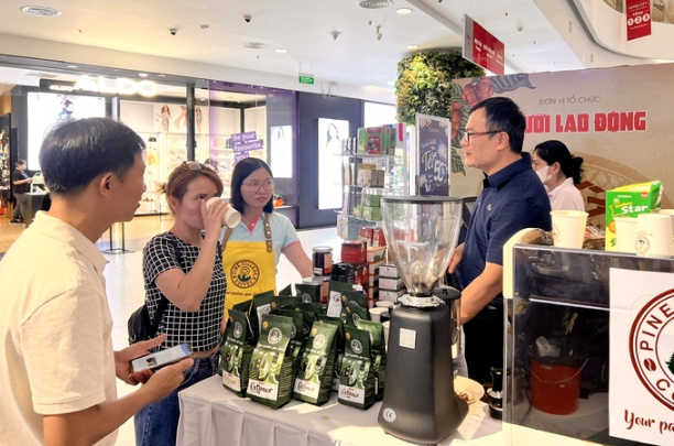 Khách hàng thưởng thức cà phê chế biến của một thương hiệu Việt Nam trong Chương trình 'Tôn vinh cà phê Việt' lần I - 2023 do Báo Người Lao Động tổ chức từ 4-5/3/2023.