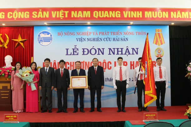 Thứ trưởng Bộ NN-PTNT Phùng Đức Tiến trao Huân chương Độc lập hạng Ba cho đại diện Viện nghiên cứu Hải sản. Ảnh: Đinh Mười.