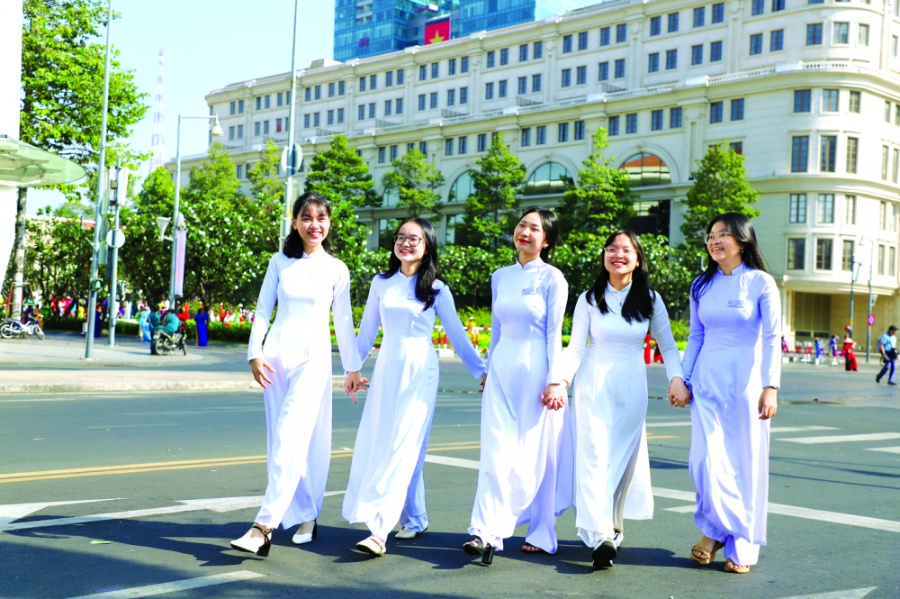 Nữ sinh tham gia sự kiện diễu hành áo dài vào sáng 5/3 tại trung tâm TPHCM - Ảnh: Tam Nguyên