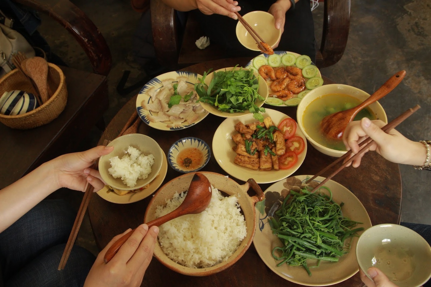 Một mâm cơm điển hình của người Việt - Ảnh: VietnamOnline