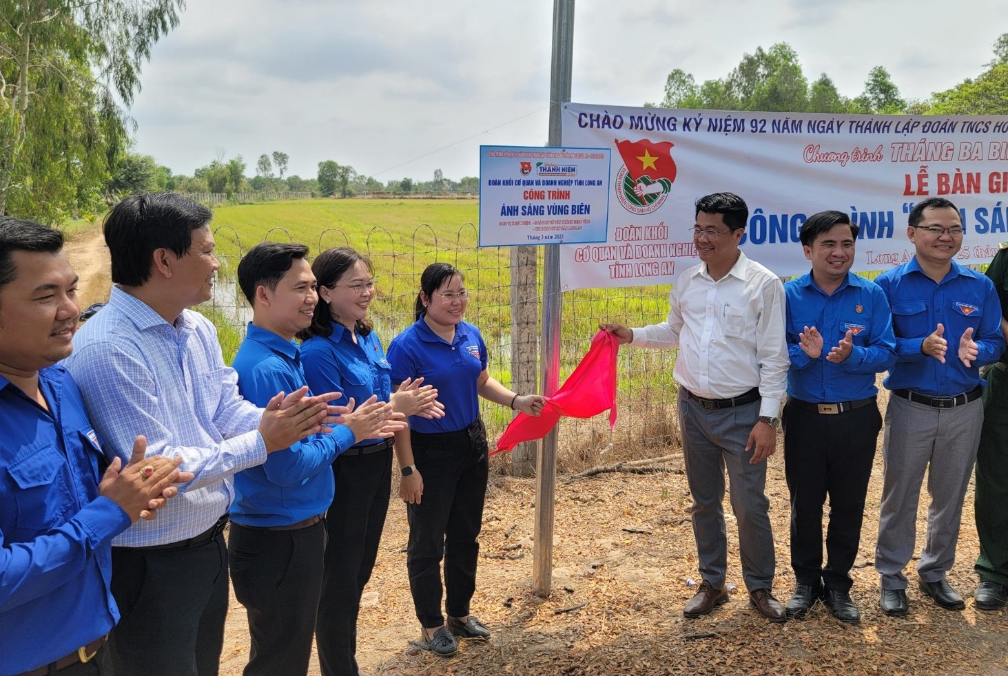 anh sang vung bien vinh hung.jpg