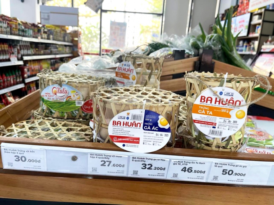Giá trứng gà ta của doanh nghiệp uy tín được bán ở các siêu thị, cửa hàng tiện lợi với giá 46.500 đồng/chục - ẢNH: N.C.