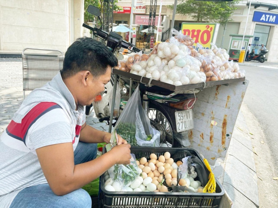 “Trứng gà ta” được rao bán với giá 20.000 đồng/chục nhưng thực chất là trứng gà Ai Cập nuôi công nghiệp - ẢNH: N.C.