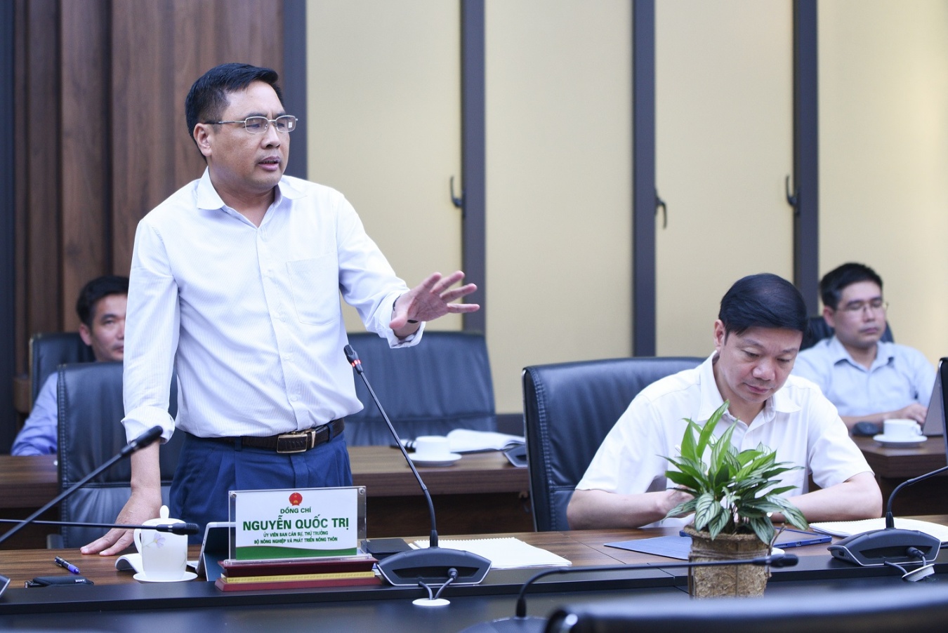 Thứ trưởng Nguyễn Quốc Trị đóng góp ý kiến cho việc xây dựng 'Đề án phát triển giá trị đa dụng của hệ sinh thái rừng'. Ảnh: Tùng Đinh.