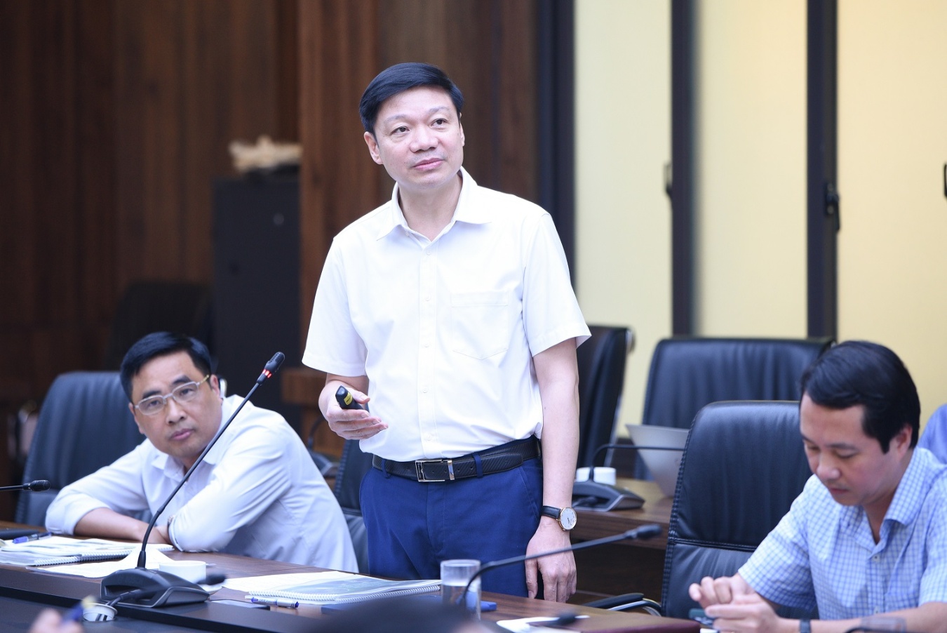 Ông Trần Quang Bảo, Cục trưởng Cục Lâm nghiệp trình bày về các giá trị của rừng Việt Nam. Ảnh: Tùng Đinh.